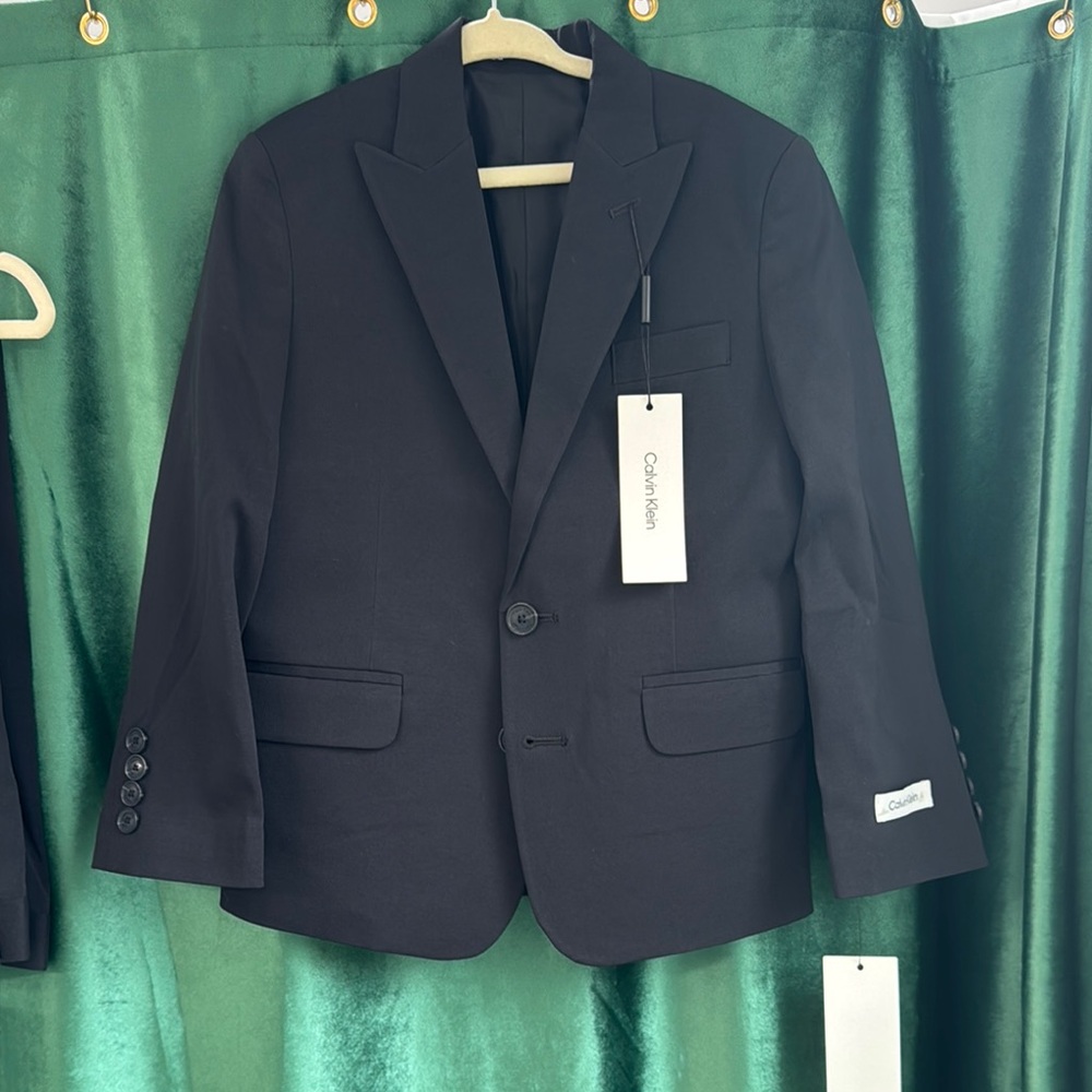 Calvin Klein Kids’ size 6 slim fit suit. NWT.